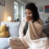 ✅ Qué se puede hacer (y no) durante una baja por IT 10 Persona descansando en casa durante una baja por Incapacidad Temporal, transmitiendo confort y cuidado personal